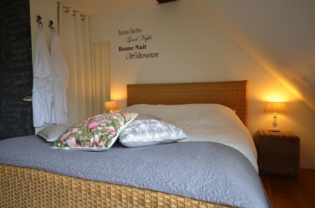 Bloemenhoeve Bed & Breakfast Birdaard Room photo